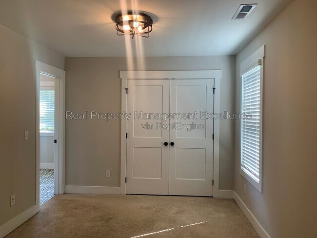 Building Photo - 443 Como Dr