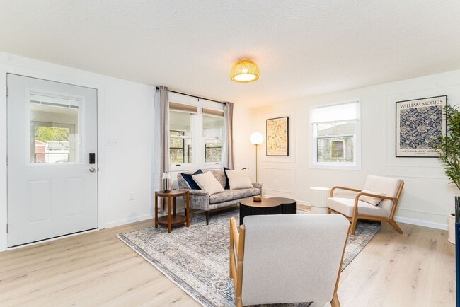 Building Photo - 834 Woodcliff Dr