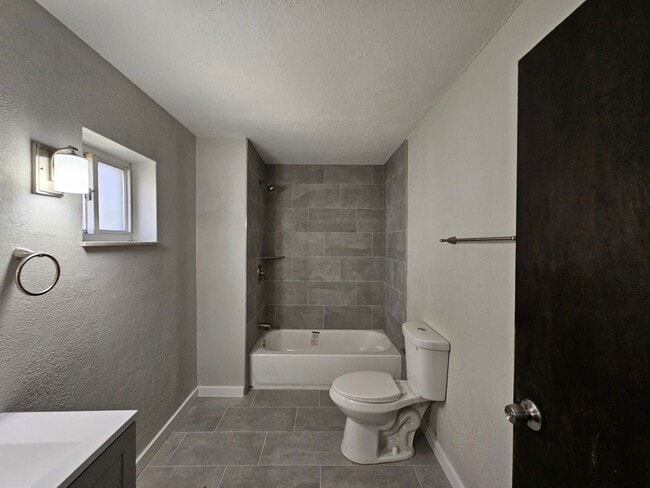 Building Photo - Newly updated 3 bedroom, 1 bath apartment ...