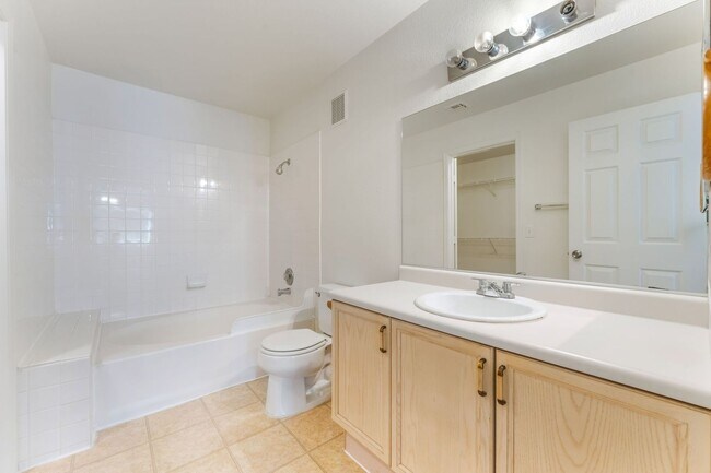 Building Photo - Northwest Townhome