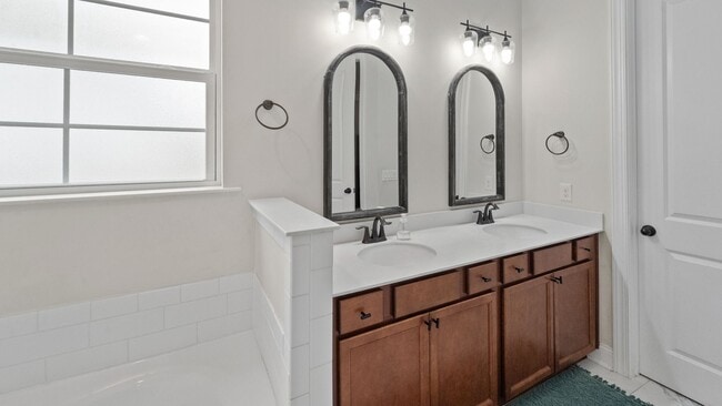 Building Photo - Spacious 6-Bedroom Waterfront Home in Richmond Hill, GA