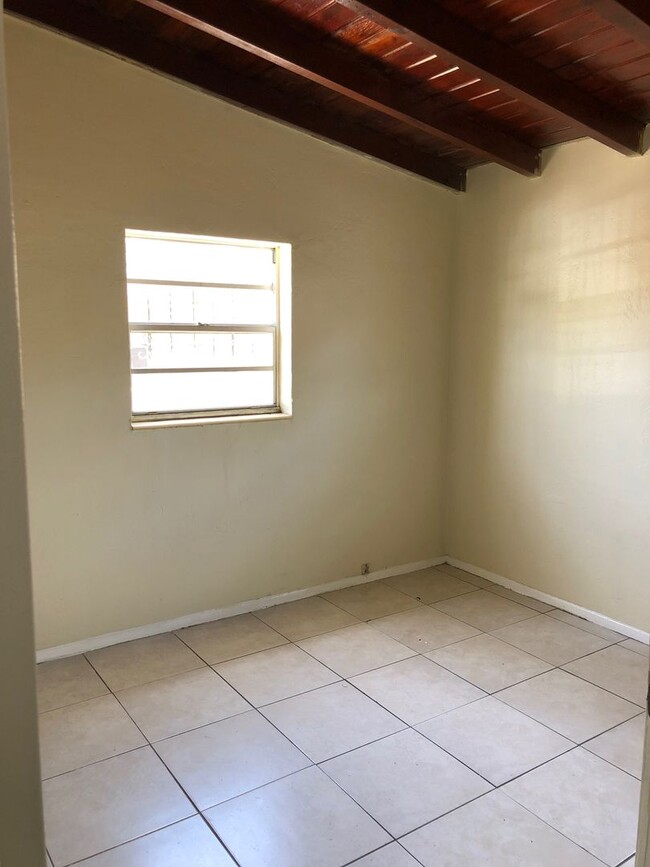 Building Photo - Large 4-2 house with central air and hooku...