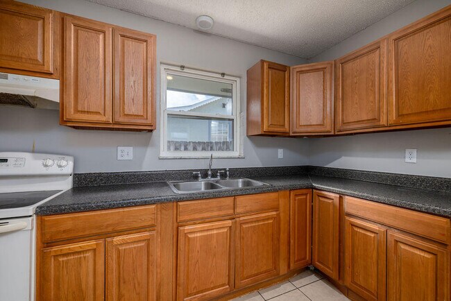 Building Photo - 917 SE Nassau Ave