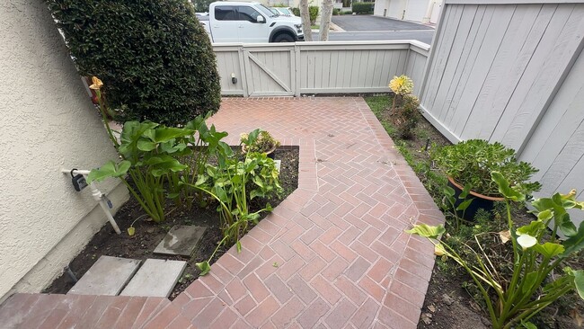 Building Photo - 2 Bdrm Condo in the Gated Saratoga Community