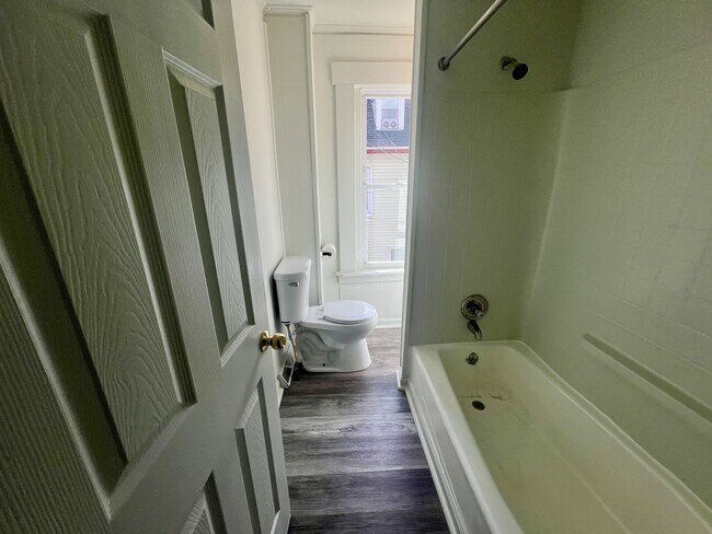 Building Photo - 615 Lake St