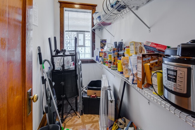 Building Photo - 5306 W Roscoe St