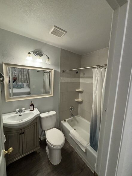 Building Photo - 501 W Lincoln Ave