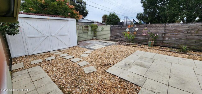 Building Photo - 833 Cronin Ave