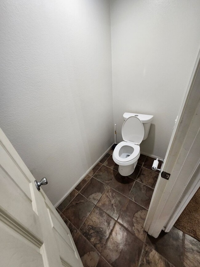 Building Photo - Beautiful two-story townhouse in Fontana G...
