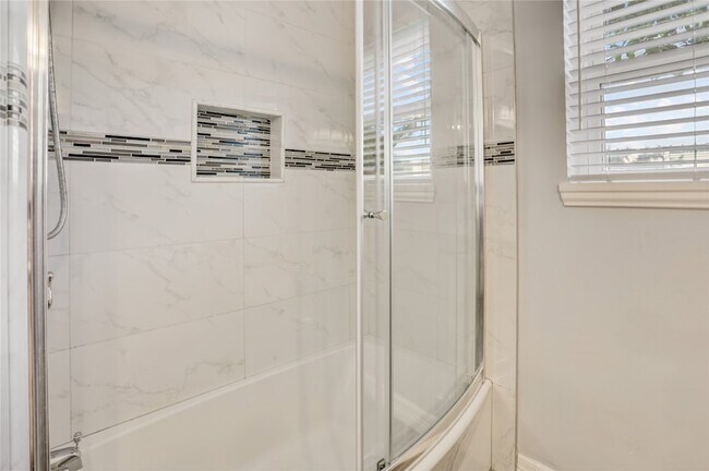 Building Photo - 5751 Creekbend Dr