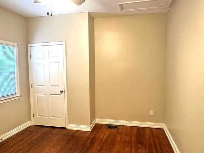 Building Photo - Renovated Germantown House in Great Location