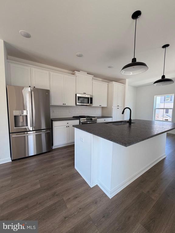 Building Photo - 46 Basswood St