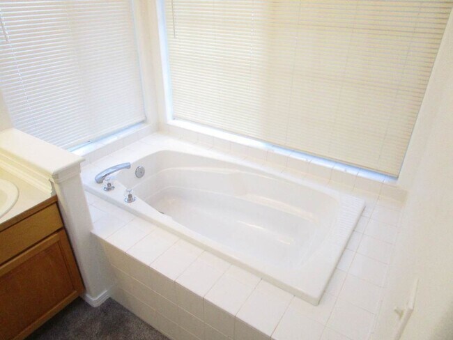 Building Photo - 3 Bedroom, 2 Bathroom Rambler located in A...