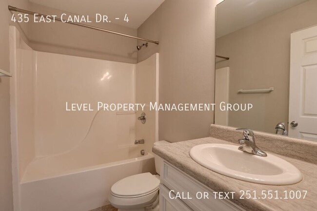 Building Photo - Unit 4 2BD 2B available 3/10!