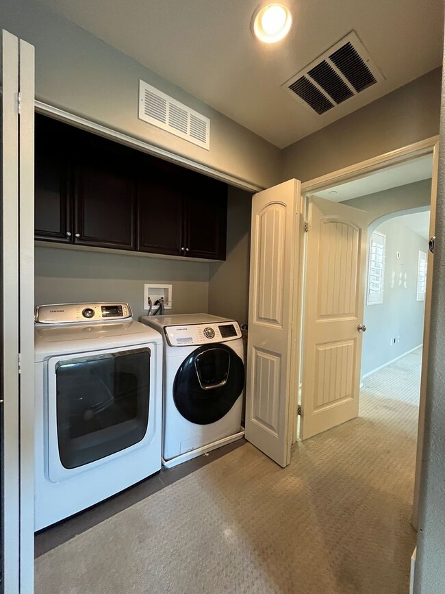 Building Photo - Gated Porter Ranch home w/all appliances +...