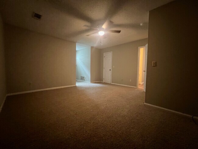 Building Photo - 200 Merry Wood Dr