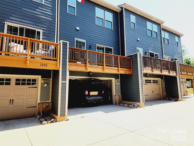 Building Photo - 1229 Queen Lyon Ct