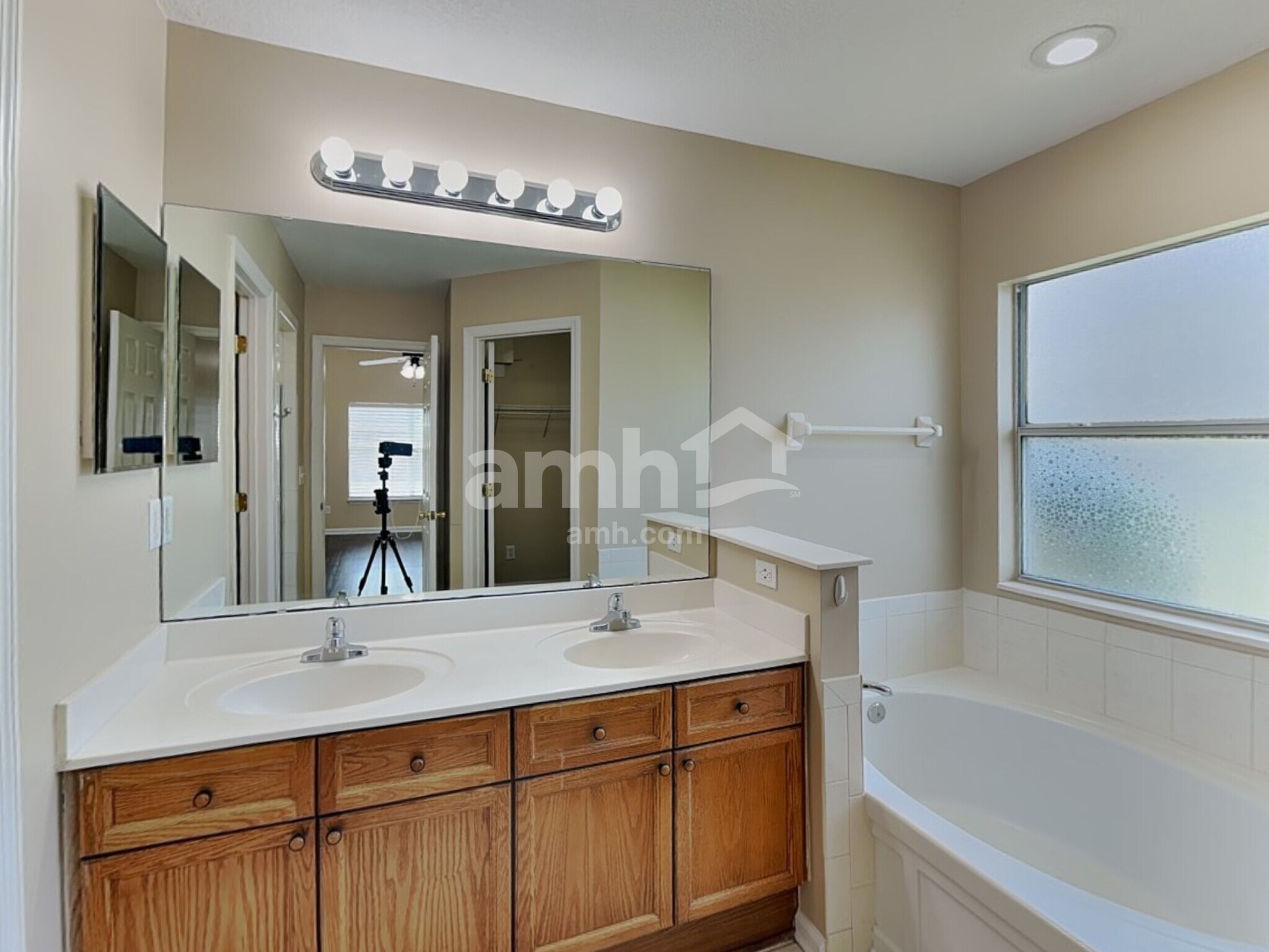 Building Photo - 705 Waterlily Way