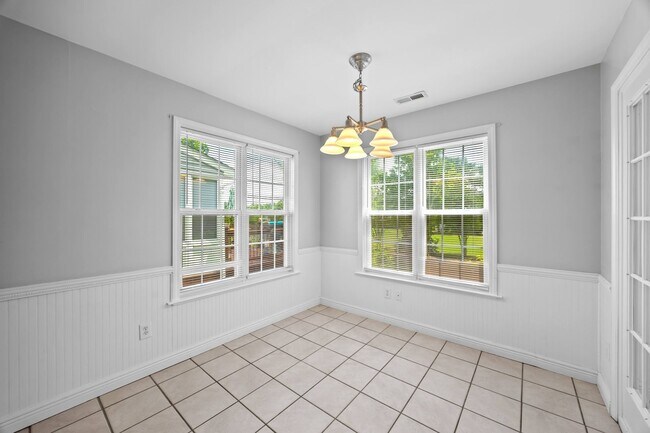 Building Photo - Three Bedroom Home!