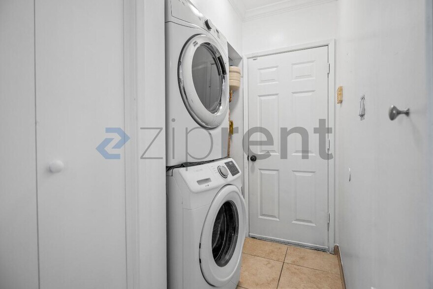 Building Photo - 22814 Kings Ct