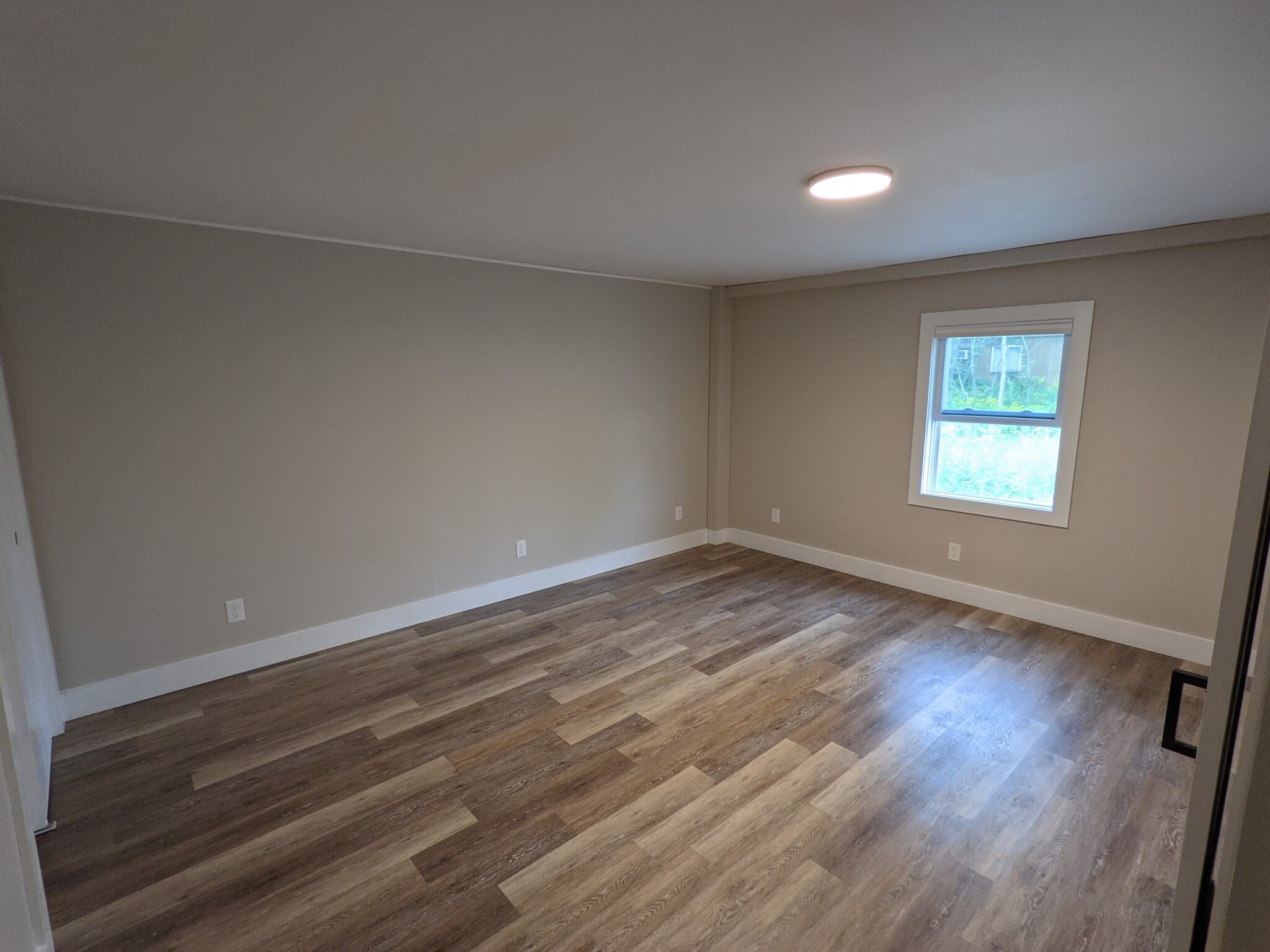 Large Bedroom - 422 State St