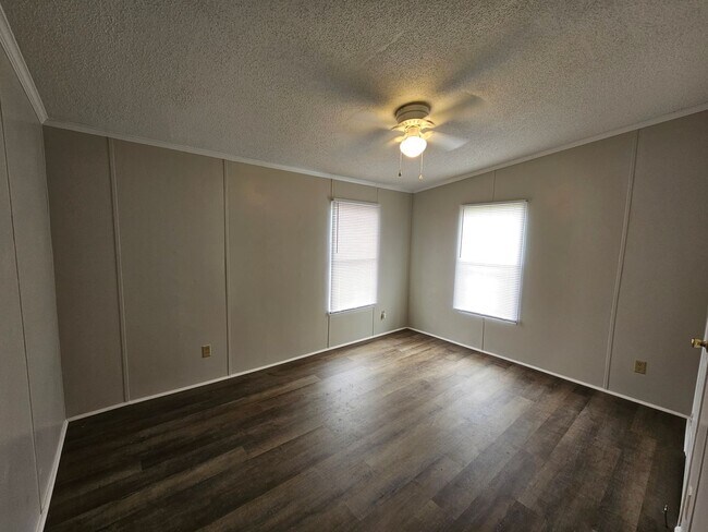 Building Photo - Renovated 3 Bedroom 2 Bath Home- Minutes from Shopping & Restaurants