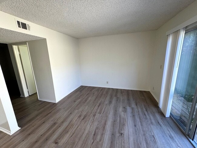 Building Photo - Spacious 3+2.5 Townhome in Woodbridge Park