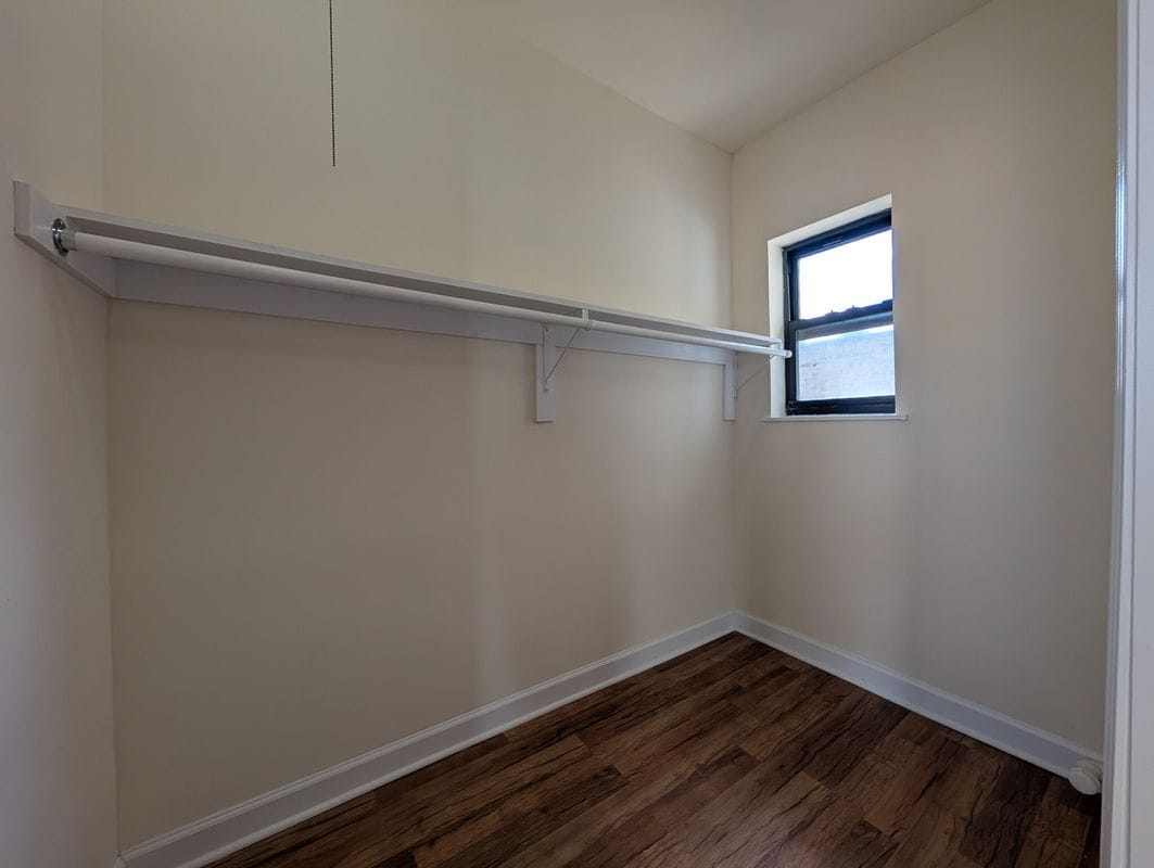Building Photo - 5417 N Kenmore Ave