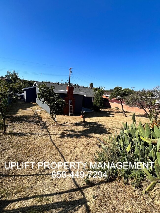 Building Photo - 3-Bedroom, 2-Bathroom w/ Garage and Large ...
