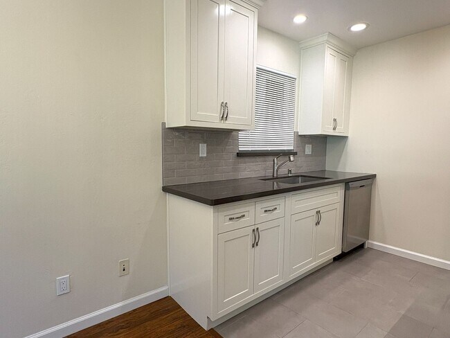 Building Photo - Stylish & Comfortable 1-Bedroom Apartment ...