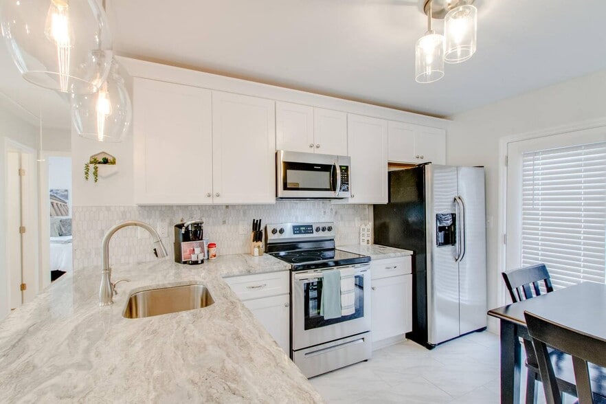 Building Photo - 6319 Thunderbird Dr