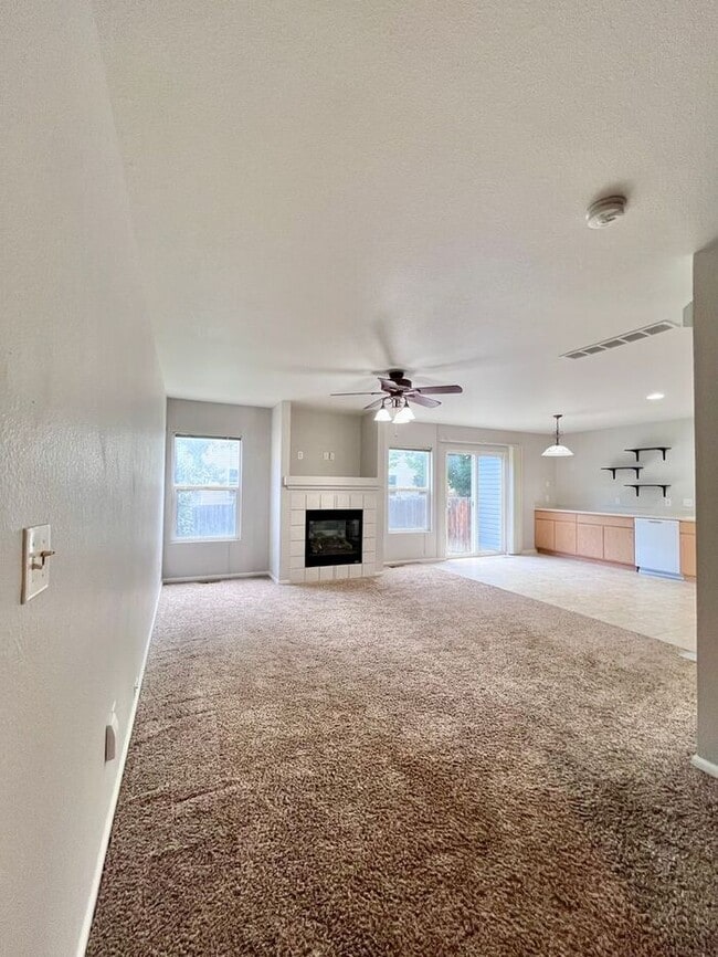Building Photo - NEW CARPET & PAINT! Beautiful 3 Bedroom 2 ...