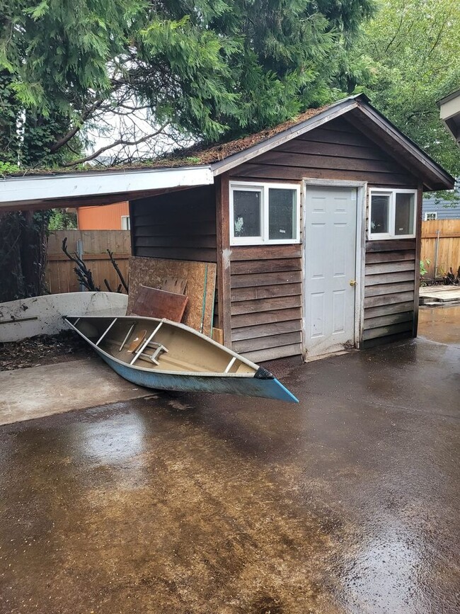 Building Photo - Beautiful 3 bedroom 2.5 bath home with lar...