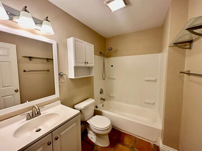 Building Photo - Bright 2nd floor Condo in Rolando near SDS...