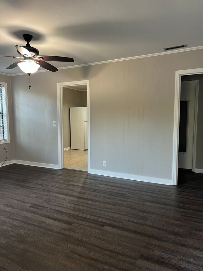 Building Photo - 122 Forest Ave