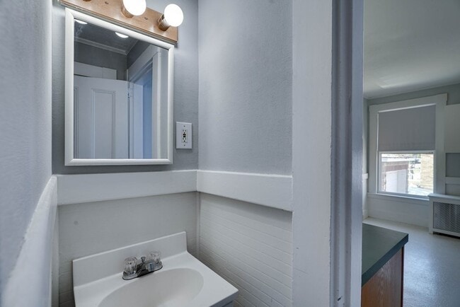 Building Photo - 2 Messervy St