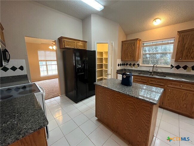 Building Photo - 2523 Creek Dr