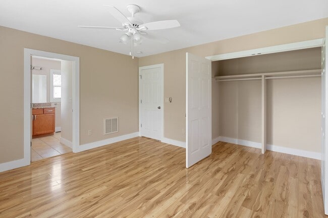 Building Photo - Modern Kenilworth Home