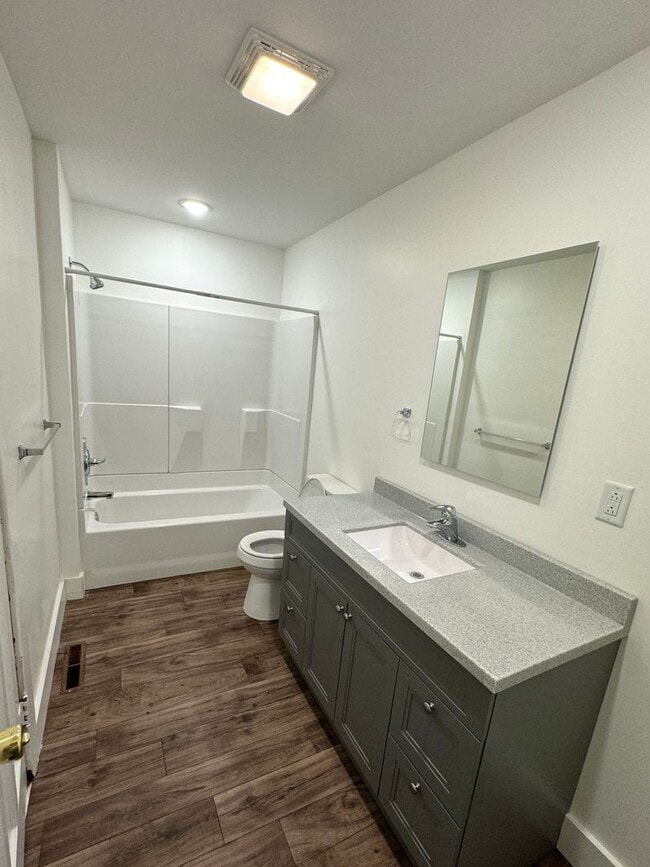Building Photo - 5 Bedroom / 2 Bath House - Near SEMO's Cam...