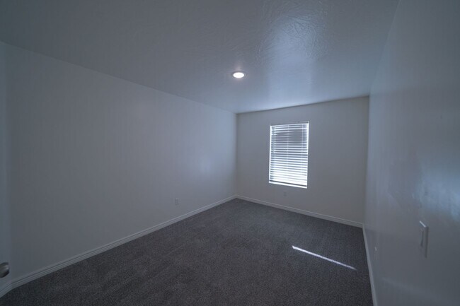 Building Photo - Spacious Townhome for Rent – Prime Location!