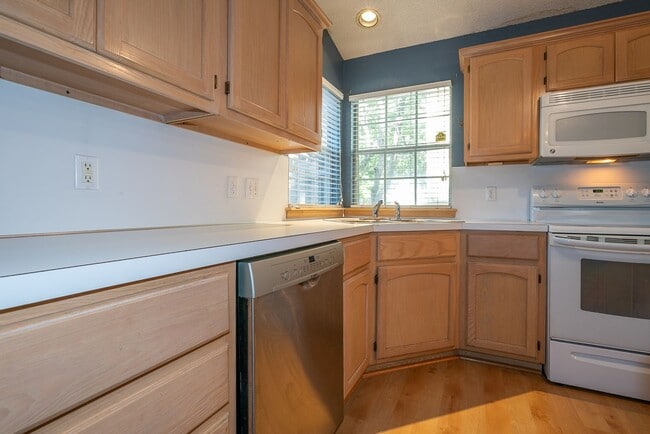 Building Photo - Charming 3 bedroom home with cozy fireplac...