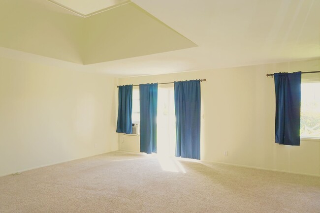 Building Photo - Ocean Views! Pet Friendly! Spacious Townhome!