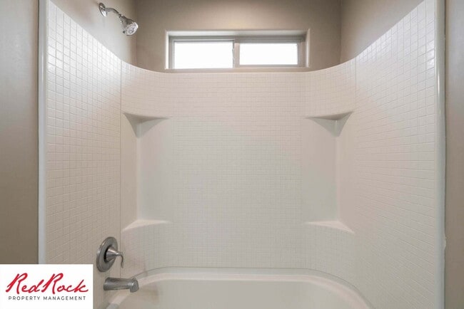 Building Photo - Spacious 4 Bedroom, 2.5 Bathroom Centrally...