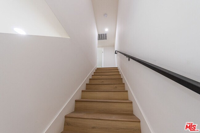 Building Photo - 5436 Romaine St