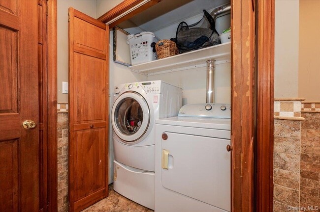 Building Photo - 5 Stonecutter Rd