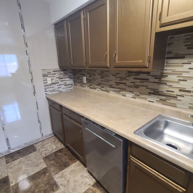 Building Photo - Spacious 3 BR+study/2.5 bath end-unit townhome w/balcony & patio!