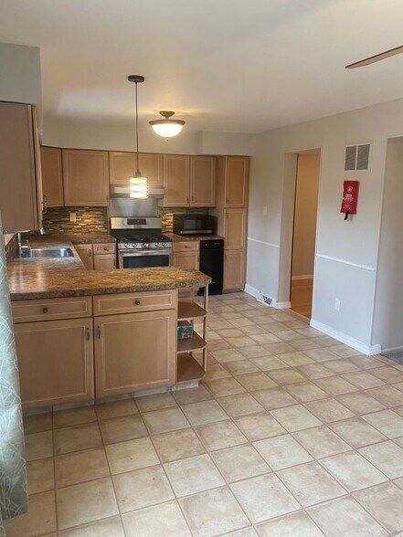 Building Photo - 1424 Boxwood Dr