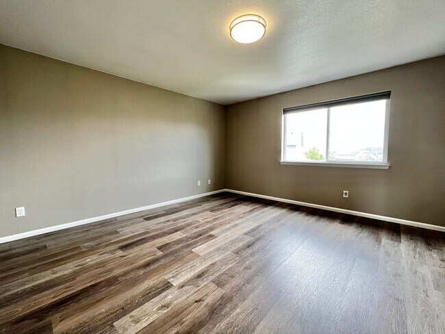 Building Photo - Spacious 5 Bed 3.5 Bath with Modern Upgrades!