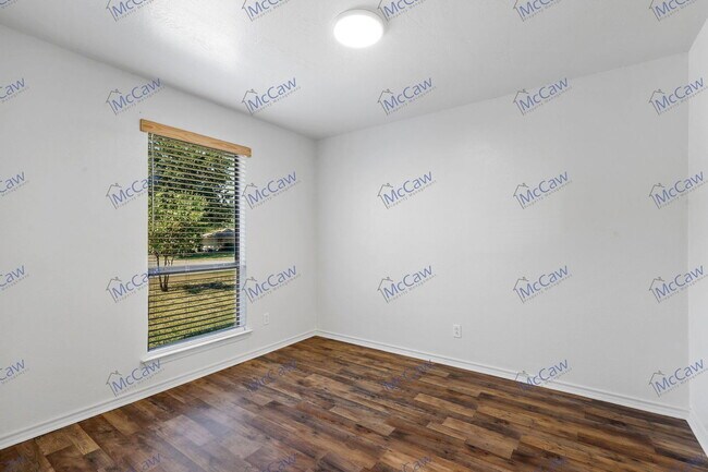 Building Photo - 1333 Mercedes St