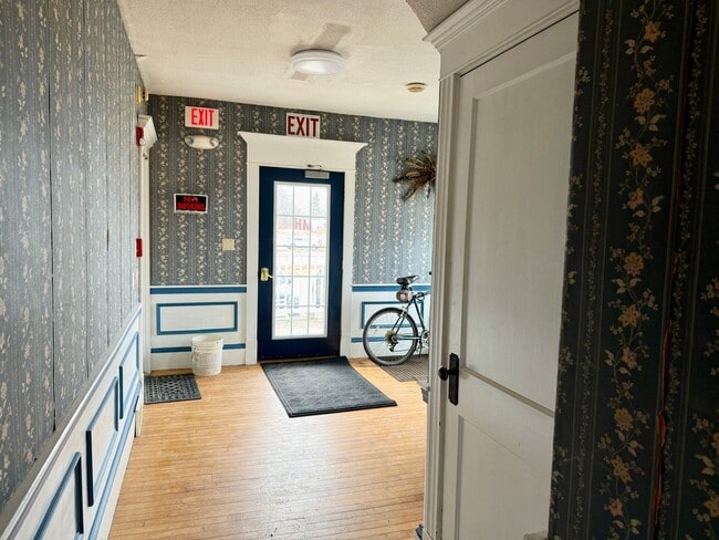 Building Photo - Well maintained inside and out